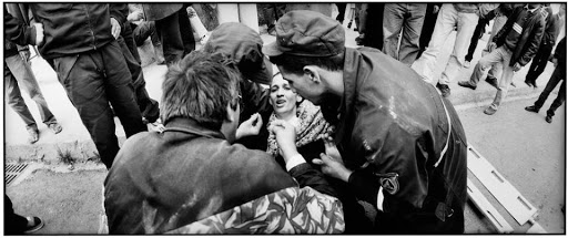 99 photos prises en Noir et Blanc pendant la décennie noire par Michael von Graffenried