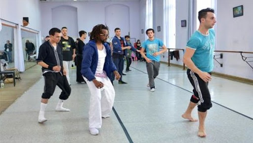Ahmed Khemis, danseur contemporain et chorégraphe habité par le voyage et la spiritualité