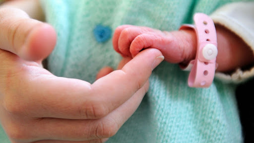 Après une nuit à la morgue, un bébé chinois déclaré mort « revient à la vie »