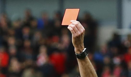 Argentine : expulsé, le footballeur revient sur le terrain abattre l’arbitre