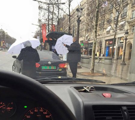 Arrêt sur image: Quand Tliba se balade sur les Champs-Elysées… en voiture diplomatique