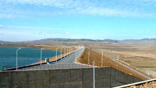 Batna: augmentation du volume d’eau stocké par le barrage de Koudiat Medouar