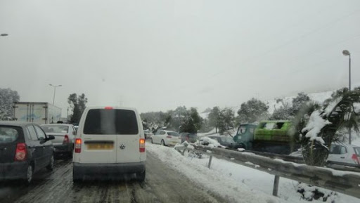 Blida: trafic difficile sur la route menant vers les hauteurs de Chréa à cause de la neige