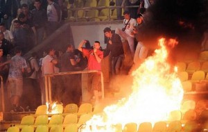 CRB Ain Fakroun-USMB : Des supporters mettent le feu aux gradins et envahissent le terrain