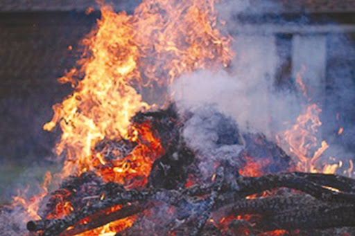 Des citoyens suppléent les services d’hygiène de la municipalité: les incinérations des ordures polluent l’environnement
