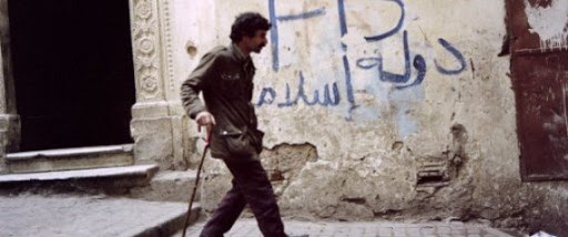 « Exils intérieurs, exils extérieurs » de Brahim Hadj-Slimane : la décennie noire revisitée en mode intime