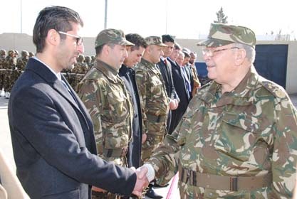Gaïd Salah inspecte l’usine de fabrication de véhicules spéciaux de Constantine
