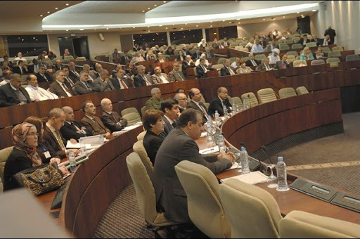 La révision constitutionnelle doit être validée par 455 parlementaires sur 602: le vote à main levée est-il fiable ?