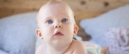 Lingettes, laits, shampoings… Les cosmétiques pour bébés encore sur la sellette