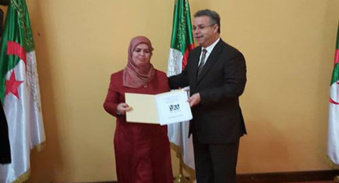 Lords d&rsquo;une ceremonie a la salle de conference de la wilaya: Le wali de Mostaganem distribue 417 pré-affectations de logement AADL 1