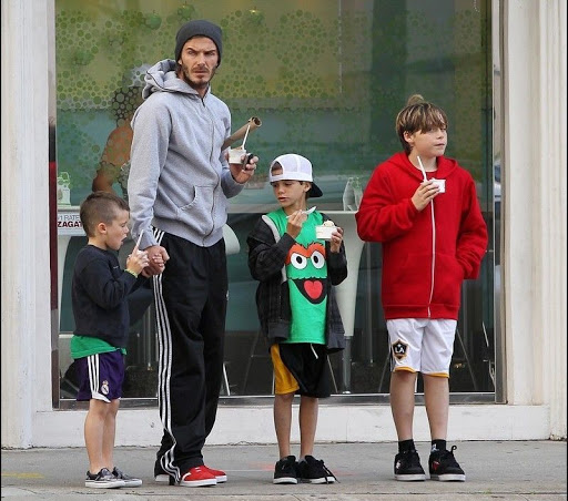 News People : David Beckham vient en aide aux secouristes dans la rue