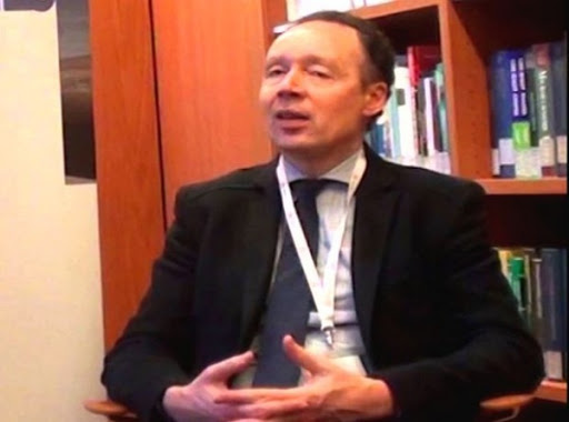 Pétrole: le gel de la production insuffisant pour résorber l’excédent de l’offre