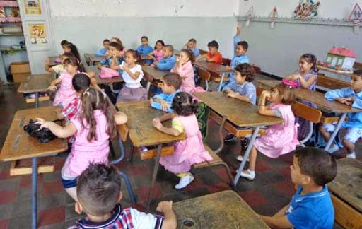 Un directeur d’école tabasse des dizaines d’élèves