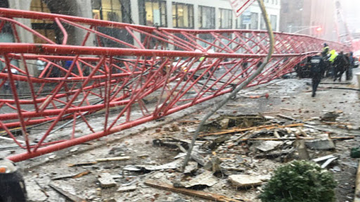Une grue s&rsquo;effondre dans le coeur de Manhattan (USA) : Au moins un mort et plusieurs blessés
