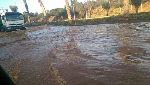 VIDEO. Inondations sur une autoroute à Alger provoquent des accidents et un embouteillage monstre