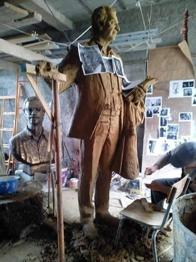Arrêt sur image: Des jeunes scultent une statue en hommage à Hocine Ait Ahmed