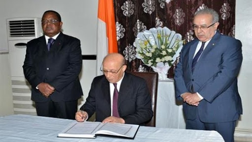 Attentat de Grand-Bassam : Ould Khelifa signe le registre de condoléances à l&rsquo;ambassade de Côte d&rsquo;Ivoire à Alger