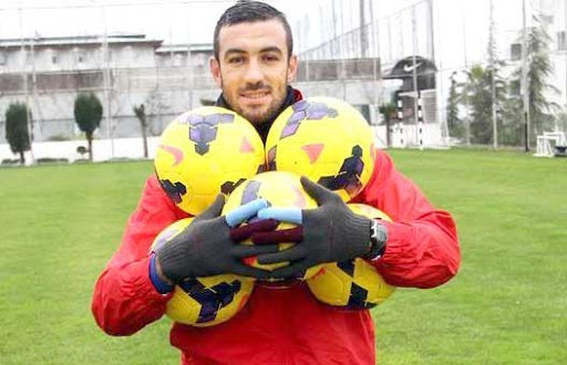 Belkalem rompt le silence : «À aucun moment je n’ai envisagé de revenir jouer en Algérie»