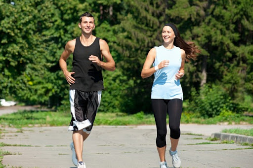 Course à pied ou marche rapide ? Quelle activité choisir ?