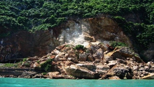 Des moyens héliportés pour conforter les falaises d’Aokas (Bejaia)