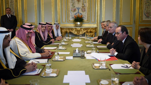 François Hollande essuie les critiques pour avoir décoré le prince héritier saoudien