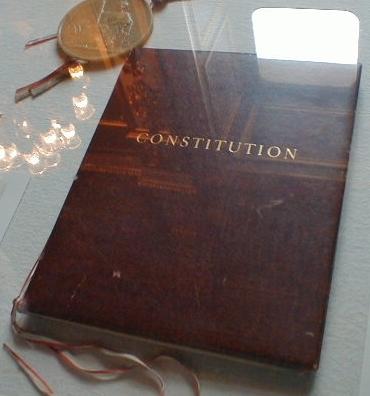 La loi portant révision de la Constitution publiée dans le Journal Officiel