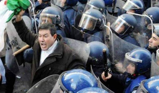 La police encercle la maison des syndicats à Alger, violence massive contre les enseignants