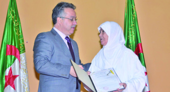 Le wali de mostaganem joint l’acte a la parole : Distribution de 621 décisions de pré-affectation de logement