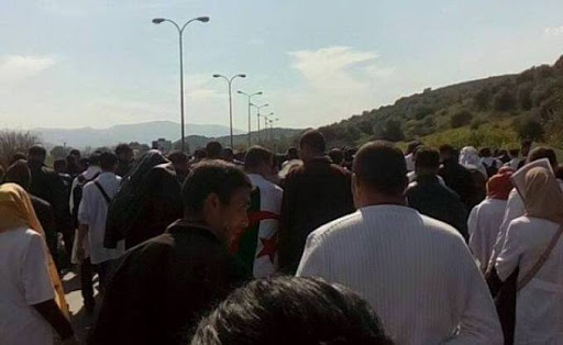 Les enseignants contractuels marchent de Bejaia vers Alger