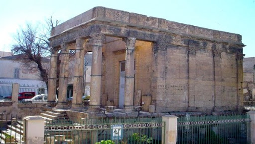 Mihoubi insiste sur l’importance de la lutte contre la contrebande des objets archéologiques