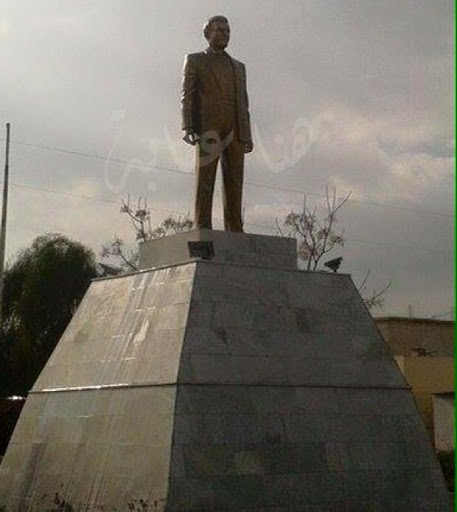 Une autre statut en hommage à Larbi Ben M&rsquo;hidi aurait remplacé l&rsquo;ancienne