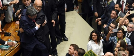 Brésil: les députés ouvrent la voie de la destitution de Dilma Rousseff