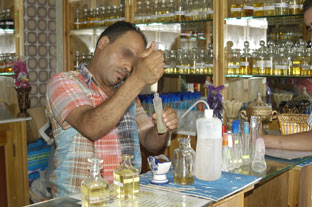 Ces parfumeurs des temps modernes qui squattent les rues d&rsquo;Alger