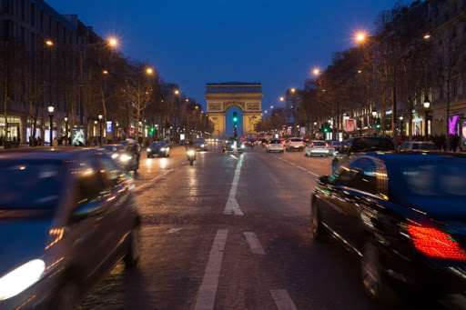 La célèbre avenue des Champs-Élysées réservée aux piétons un dimanche par mois