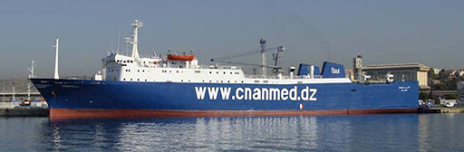 Les bateaux au port d’Alger actionnent les sirènes