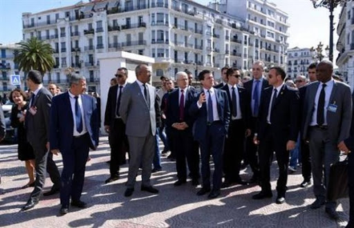 Manuel Valls s&rsquo;offre une virée pédestre à Alger Centre