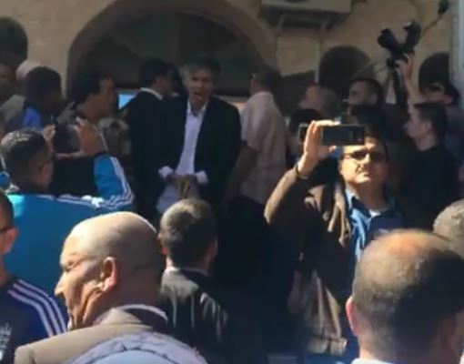 Rachid Nekkaz, perturbe la visite de Chakib Khelil dans une zaouïa à Chlef