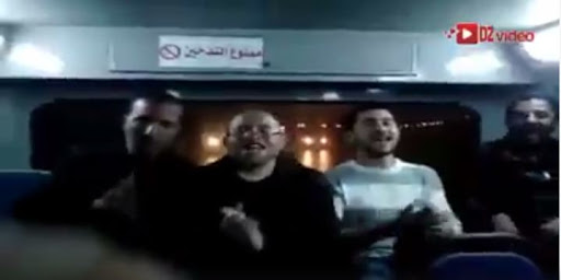 Vidéo: Les enseignants contractuels ont accueilli la police en chanson