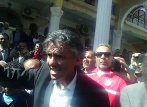 Vidéo: Rachid Nekkaz et des citoyens perturbent une visite de Chakib Khalil dans une zaouïa à Chlef