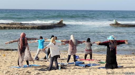 Yoga sur la plage de Tripoli pour échapper aux tensions libyennes