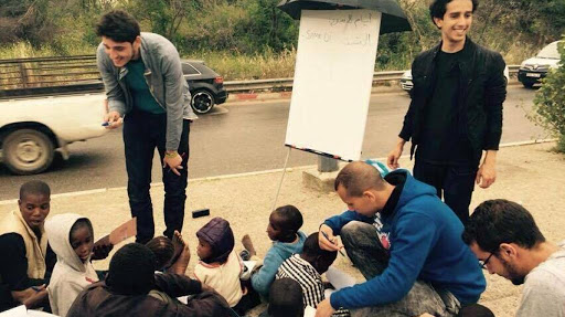 À « l’école des réfugiés », des jeunes Algériens combattent les clichés en aidant des migrants subsahariens