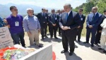 Abdelmalek Sellal se recueille sur la tombe de Mouloud Mammeri
