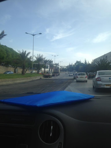 Affaissement d’un collecteur d’eaux usées situé au niveau de l’autoroute de Ben Aknoun provoquant un ralentissement de la circulation