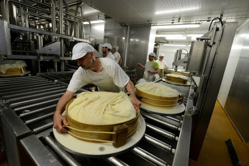 Ces agriculteurs créent de l&rsquo;électricité avec du fromage (à la barbe des grands groupes)