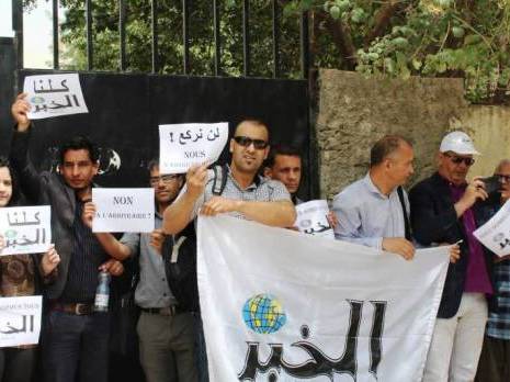 Des journalistes, des militants, des syndicalistes et des lecteurs y ont pris part: Rassemblement de soutien au journal “El Khabar” à Tizi Ouzou