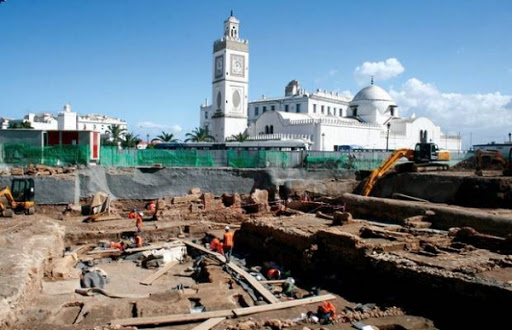 Des objets archéologiques trouvés à la Place des martyrs exposés au Bastion 23