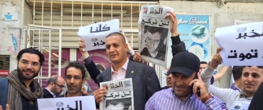 Devant le tribunal de Bir Mourad Raïs: « Nous sommes tous El Khabar « 