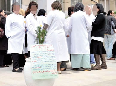 Grogne des blouses blanches à Oran Les médecins résidents envahissent la rue