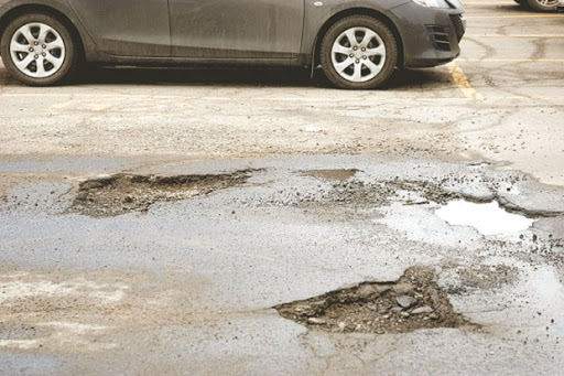 Haï Nasr, dans la commune de Chlef Des nids-de-poule rebouchés par des gravats !