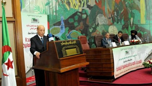 La diplomatie algérienne préconise la paix et la solidarité et privilégie le dialogue